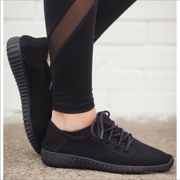 ‼️SALE‼️Black Mesh Fly Knit Sneakers - Picture 3 of 4