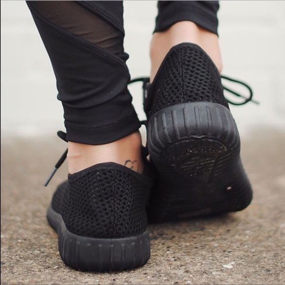 ‼️SALE‼️Black Mesh Fly Knit Sneakers - Picture 4 of 4