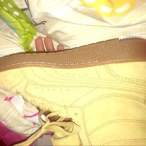 Size 7 puma contact , only wore once 😌