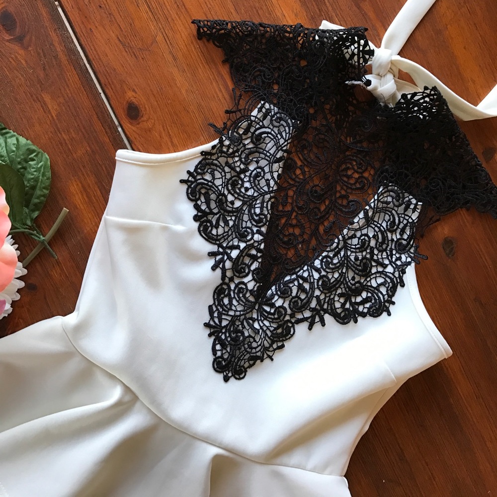 🎉HP🎉 White Peplum dress with Black lace