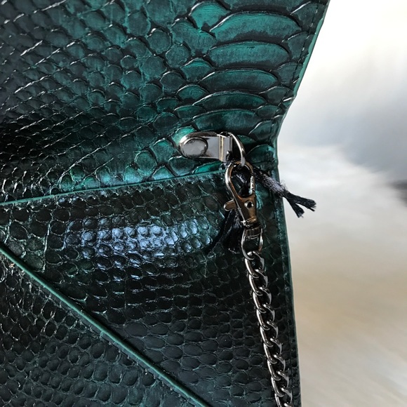 🆕Emerald Green Reptile Textured Medium Clutch - Picture 5 of 7