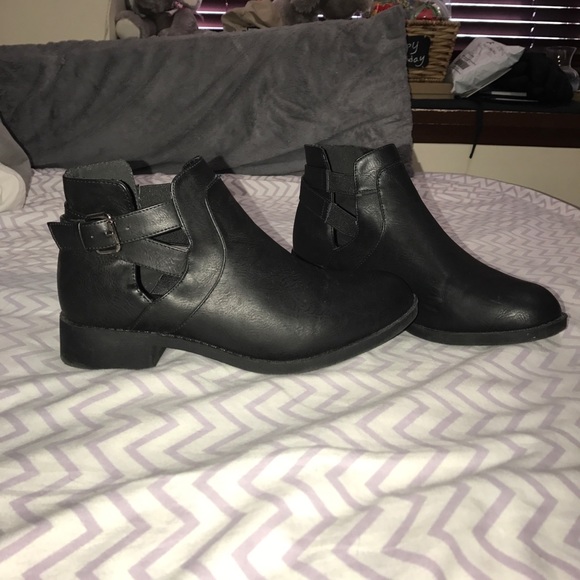 Cute black booties - Picture 2 of 3