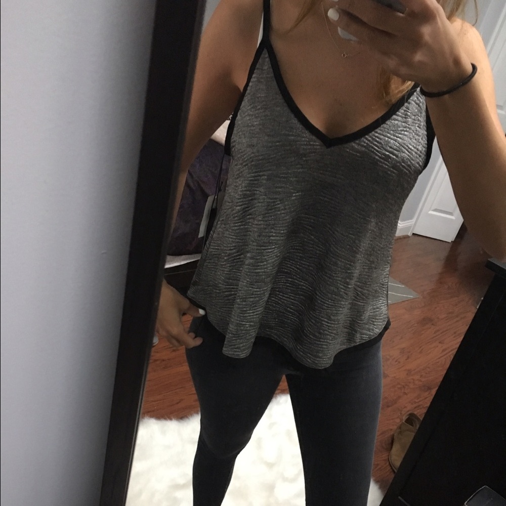 🆕 w/Tags cute silver top. Size small.