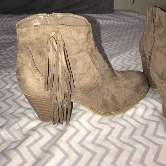 Taupe fringy booties - Picture 2 of 3