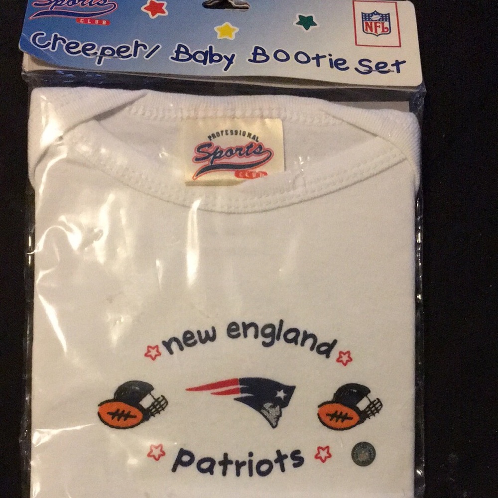 NWT Patriots onesie/bootie set