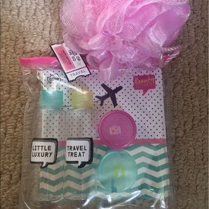 "Glam On The Go"by NPW Travel Pack/Loofa