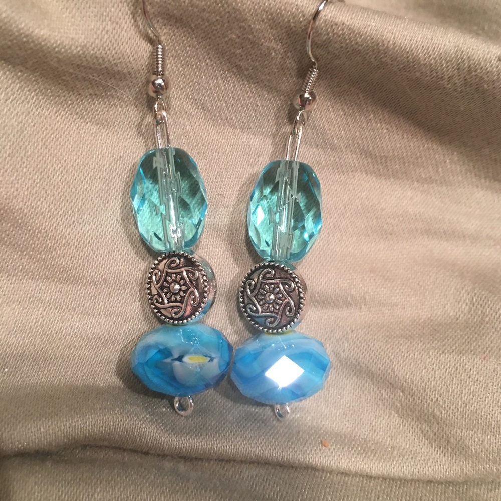 Gorgeous blue crystals earrings NEW - Picture 1 of 4