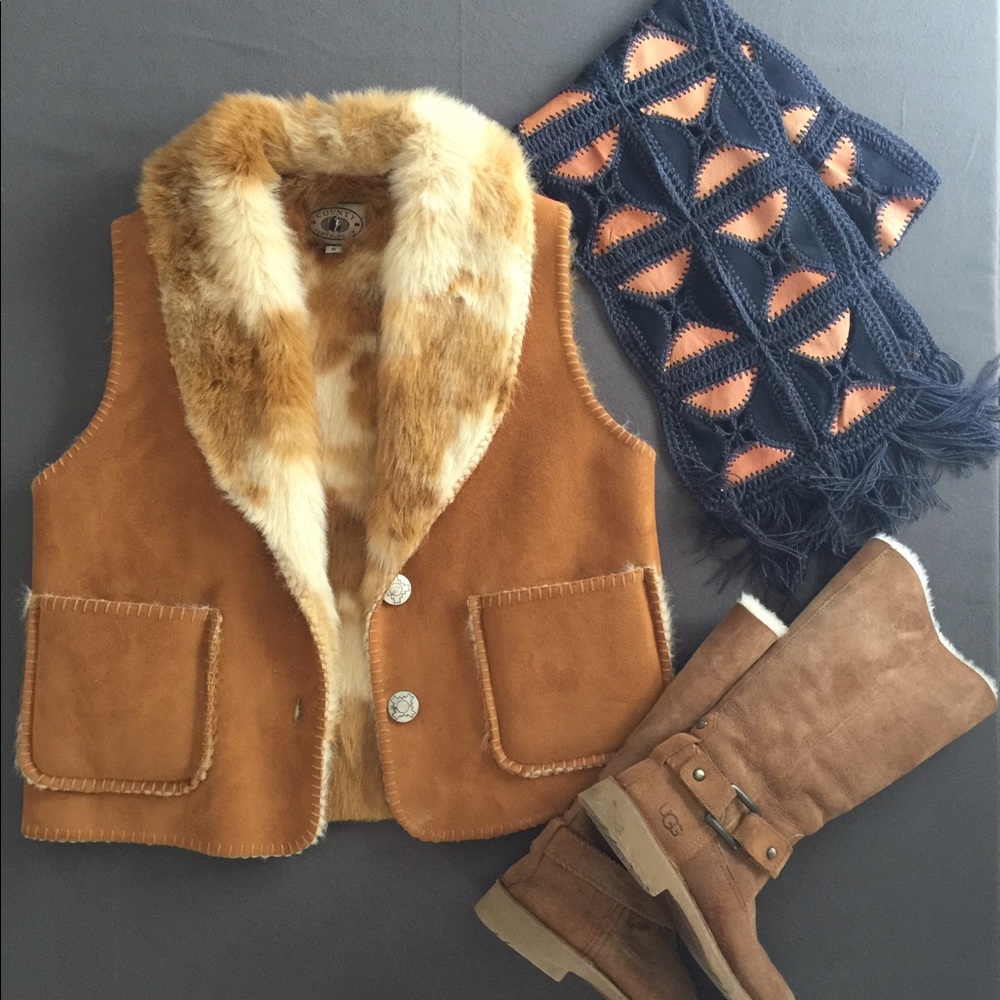 Brown suede vest with faux for lining.