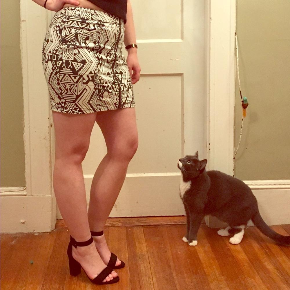 Zip-up skirt with funky b/w pattern