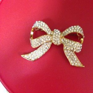 Diamond gold pin brooch ribbon