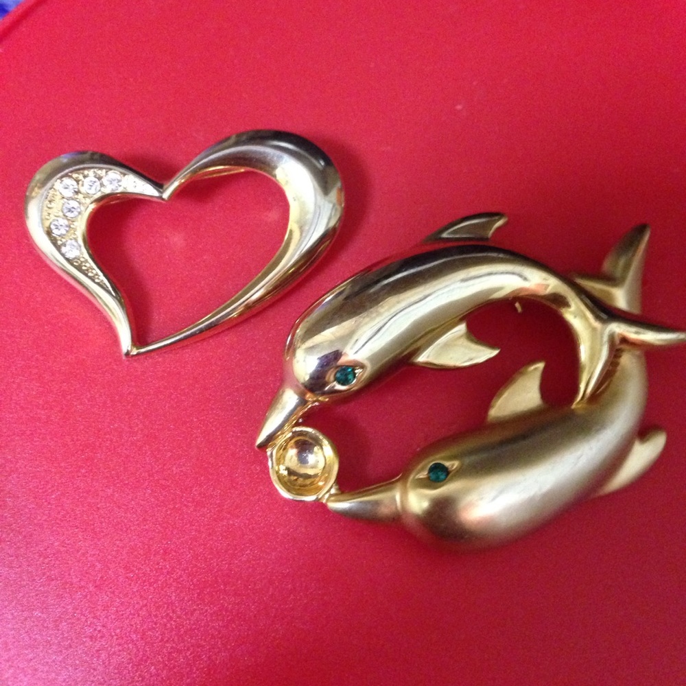 Heart and dolphins pin brooch gold plated
