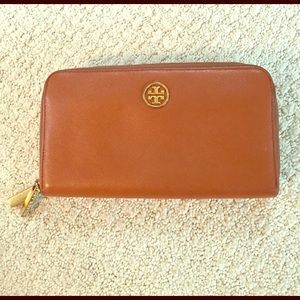 Tory Burch Robinson double zip wallet in Luggage