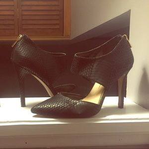 Black Jessica Simpson snake skin pumps