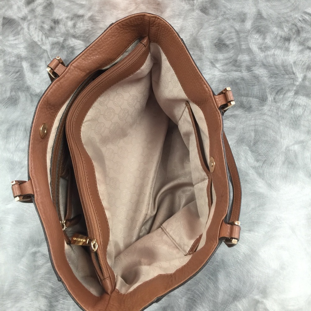 Micheal Kors Handbag - Picture 3 of 6