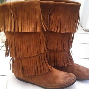 Minnetonka Moccasins fringe boots 8 MAKE OFFER!!