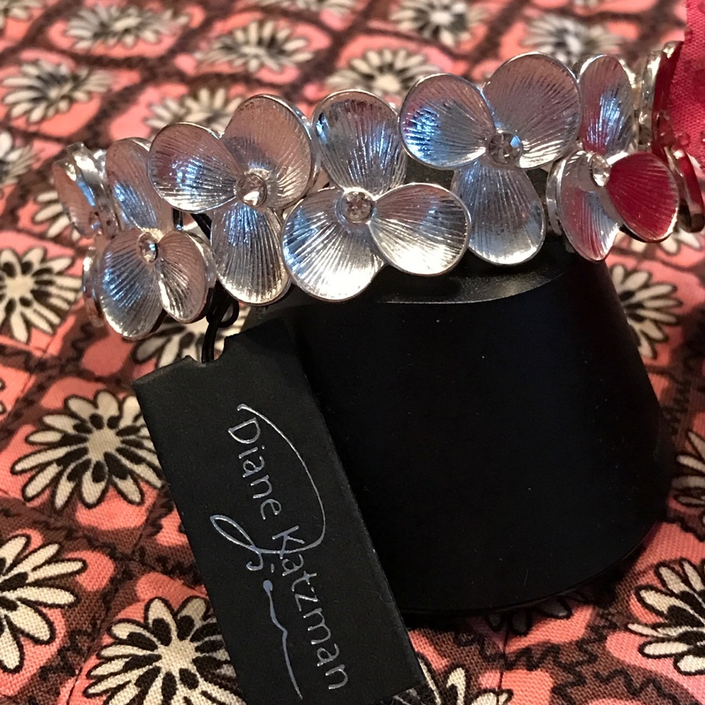 Silver Flower stretchy bracelet NWT beautiful!!