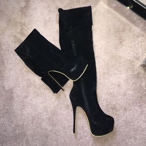 THIGH HIGH VELVET BOOTS !