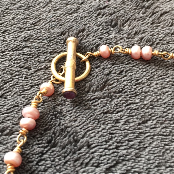 Beautiful gold tone and pink pearl necklace - Picture 2 of 2