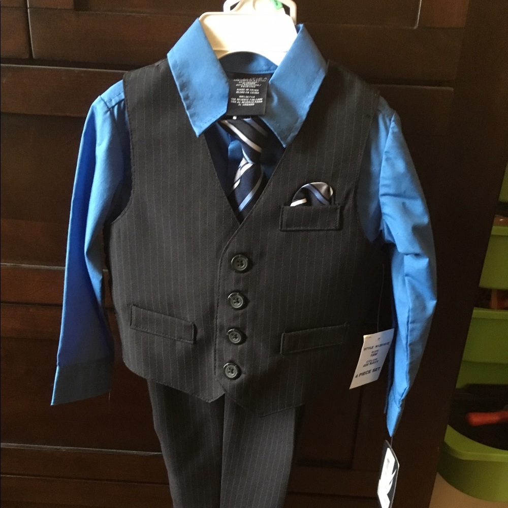 **PRICE DROP** Nautica 4 piece suit