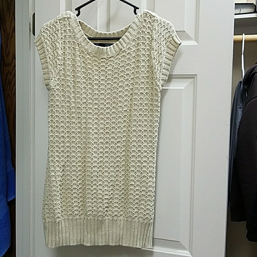 Short sleeve sweater