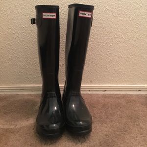 Black Hunter Boots. Doesn't come with the box.