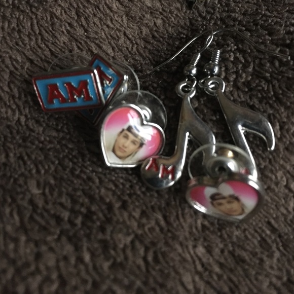 Earrings - Picture 1 of 1