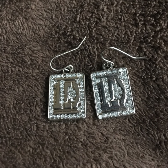 Earrings - Picture 1 of 1
