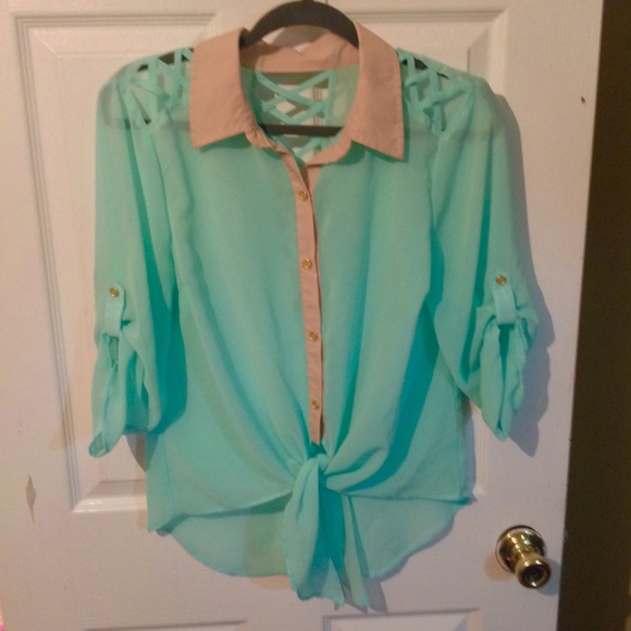 Opened Criss Cross Shouldered Top - Picture 6 of 7