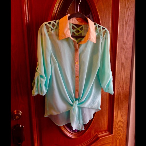 Opened Criss Cross Shouldered Top - Picture 5 of 7