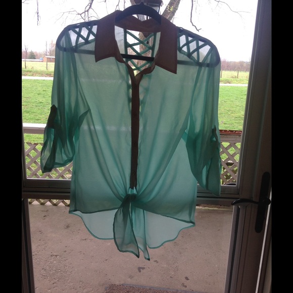 Opened Criss Cross Shouldered Top - Picture 4 of 7