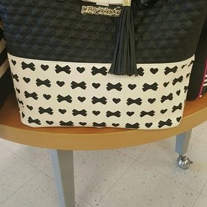 Meet your Posher, Mona