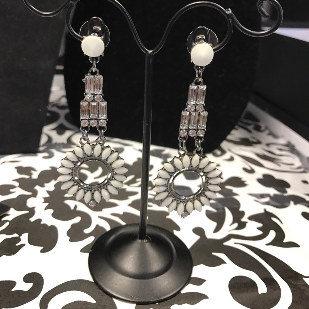 BEAUTIFUL CRYSTAL & WHITE SUNBURST DANGLE EARRINGS