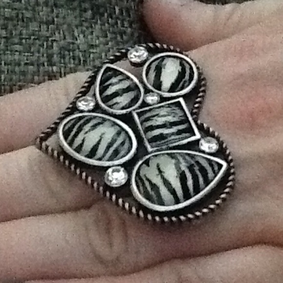 Zebra jewel and sparkling crystals silver ring. - Picture 2 of 3