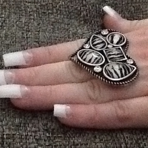 Zebra jewel and sparkling crystals silver ring. - Picture 3 of 3