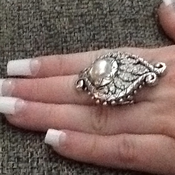 Shimmering pearls, dazzling crystals engraved ring - Picture 2 of 4