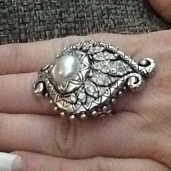 Shimmering pearls, dazzling crystals engraved ring - Picture 4 of 4
