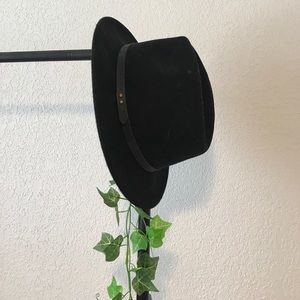 • UO black fedora •