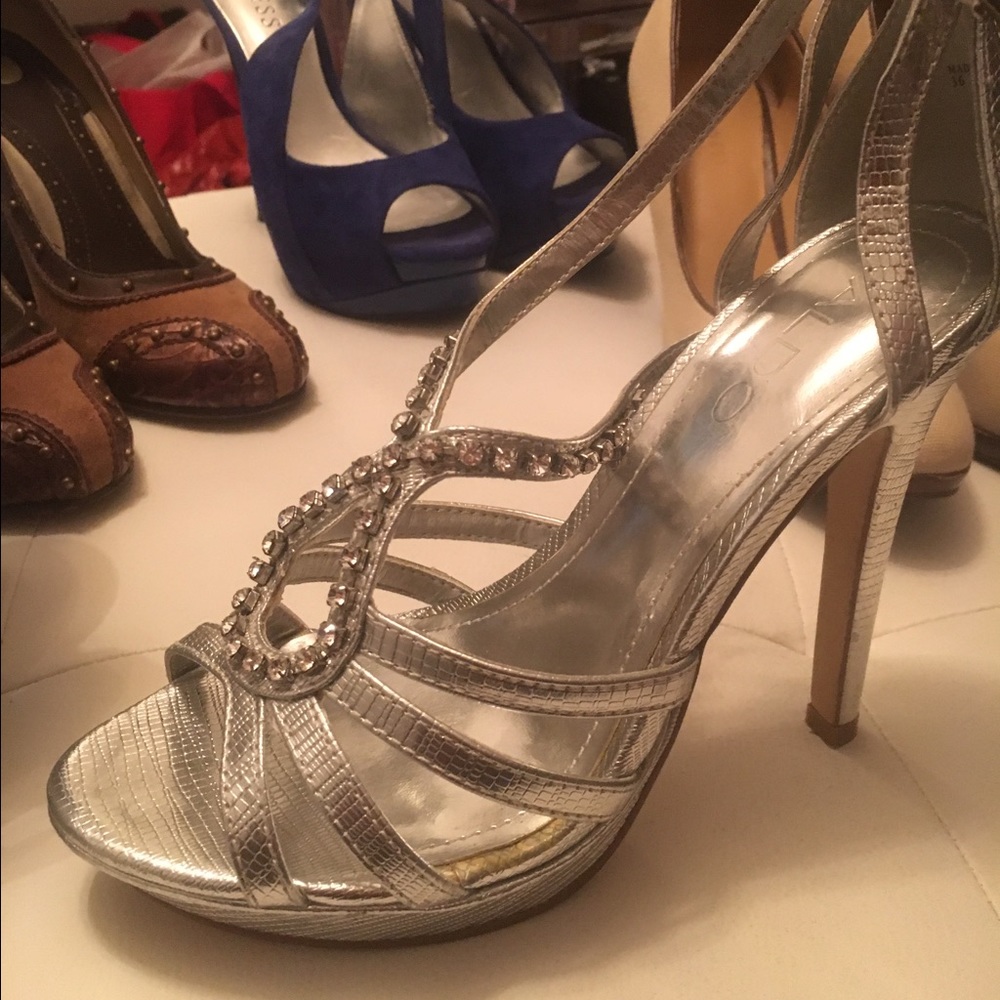 Beautiful ALDO Silver sandals with rhinestones!