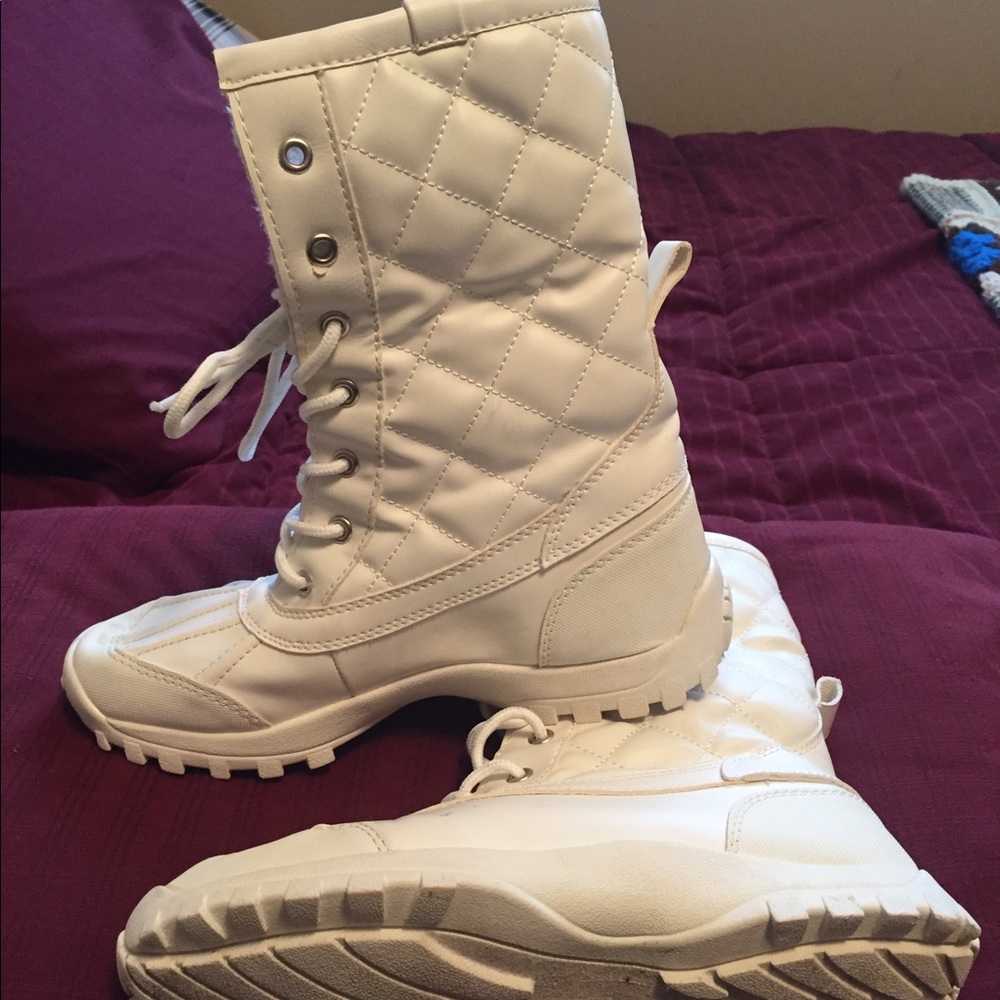 MADDEN GIRL EUC white boots. Absolutely adorable!!