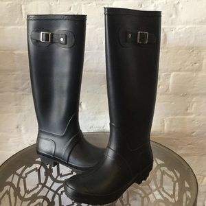 Rain boots with small buckle detail