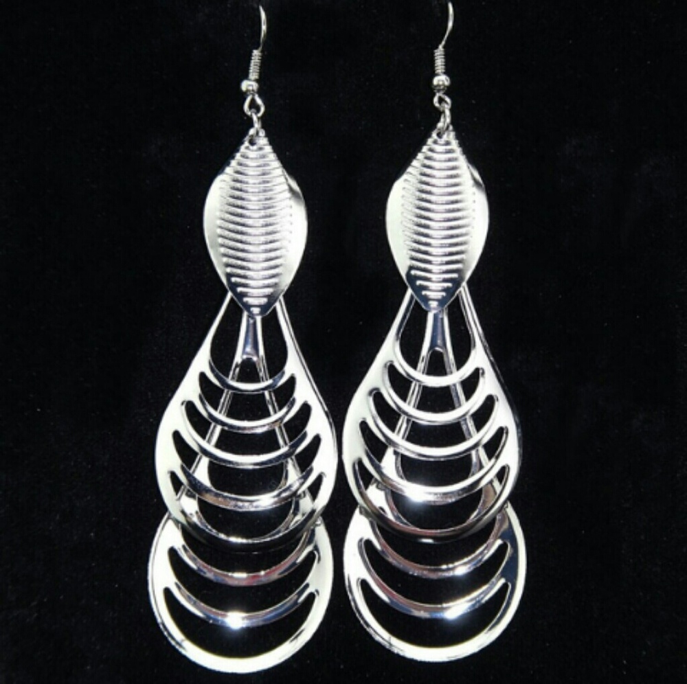 2  for $10💋Long Fashion dangle earrings