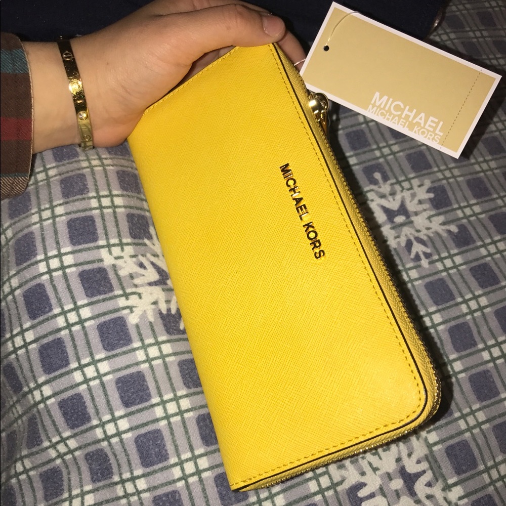 SOLD! AUTHENTIC Michael Kors Jet set Travel Wallet