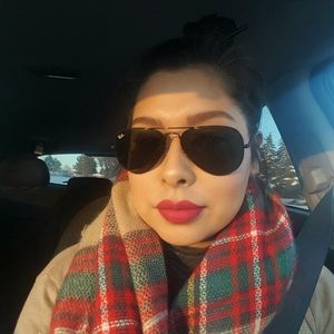 Meet your Posher, Claudia