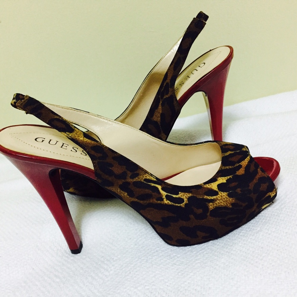 Guess' pumps with high platform