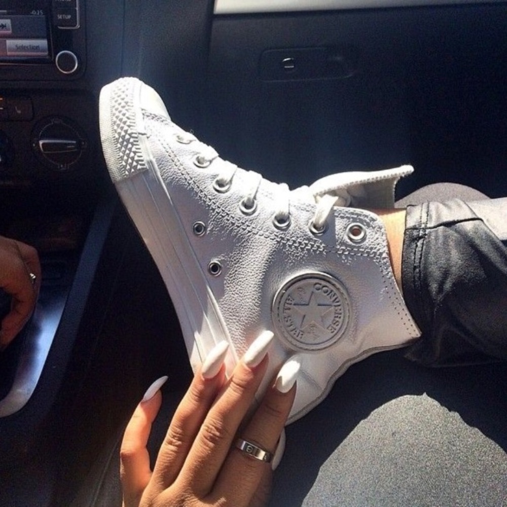 🎉1 HOUR SALE! CONVERSE Chuck Taylor WHITE SHOES - Picture 3 of 8