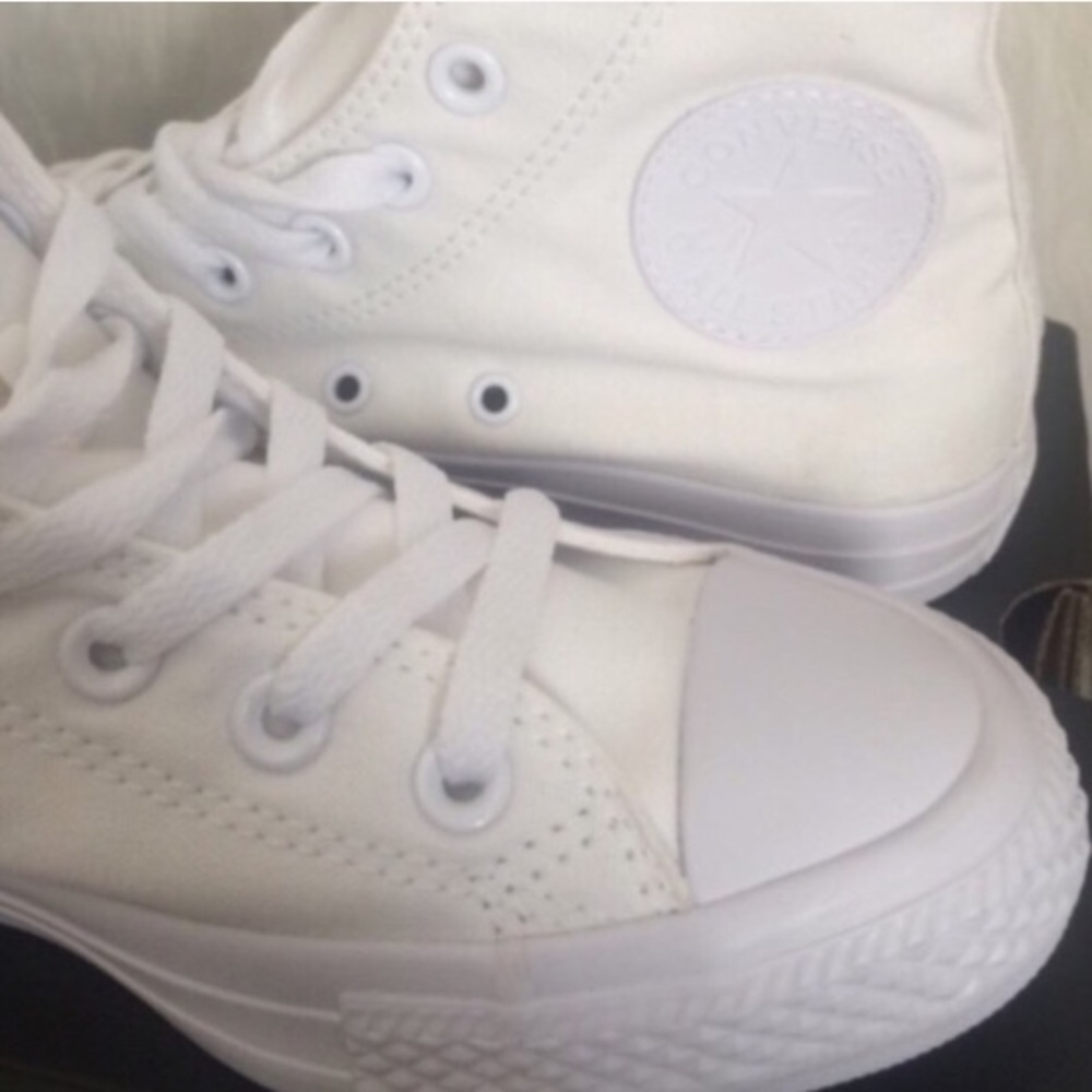 🎉1 HOUR SALE! CONVERSE Chuck Taylor WHITE SHOES - Picture 6 of 8