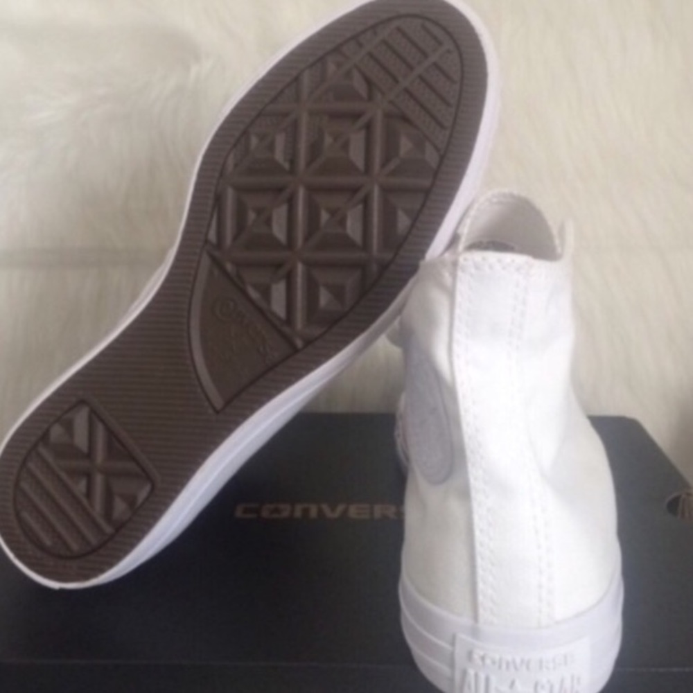 🎉1 HOUR SALE! CONVERSE Chuck Taylor WHITE SHOES - Picture 7 of 8