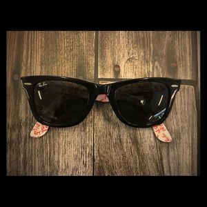Black and White Ray Ban Wayfarer