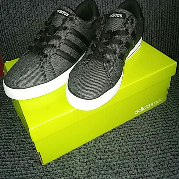 Adidas neo shoes. Size 4 1/2. but a 6 1/2 in Women - Picture 1 of 4