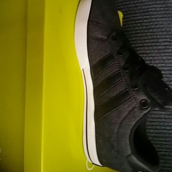 Adidas neo shoes. Size 4 1/2. but a 6 1/2 in Women - Picture 2 of 4